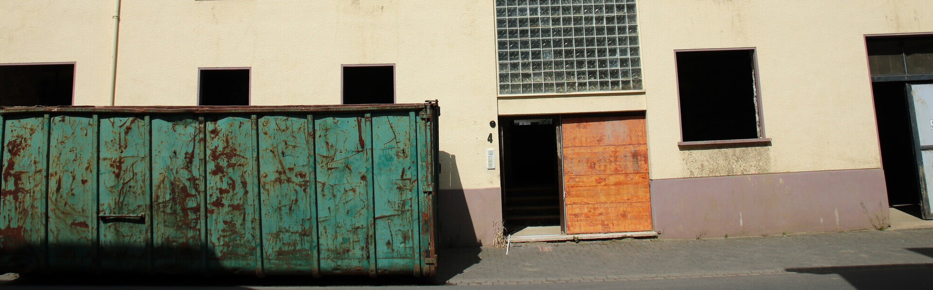 Ein Haus in Dernau im Ahrtal, ein Jahr nach der Flutkatastrophe 2021 Ein Haus in Dernau im Ahrtal, ein Jahr nach der Flutkatastrophe 2021