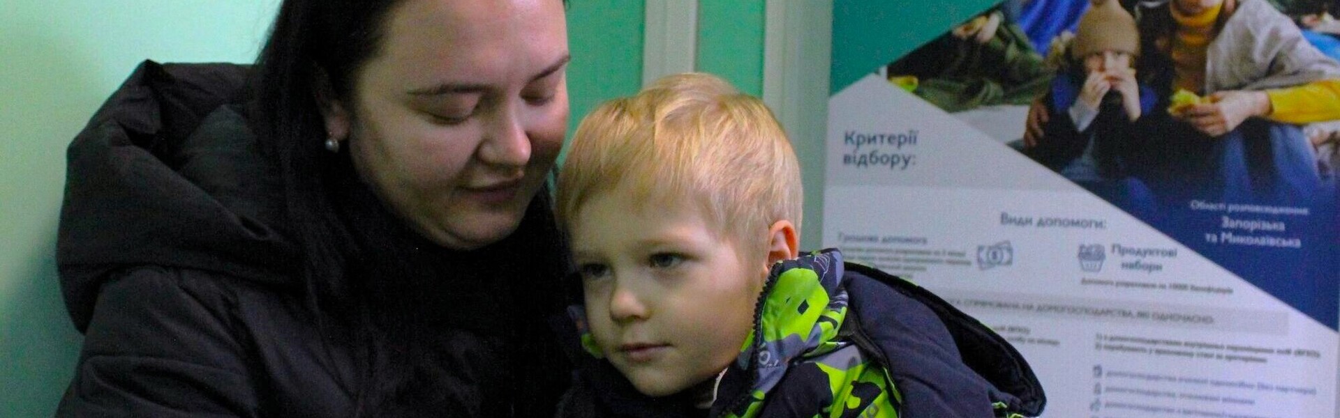 Eine Mutter mit ihrem Kind in der Ukraine Eine Mutter mit ihrem Kind in der Ukraine