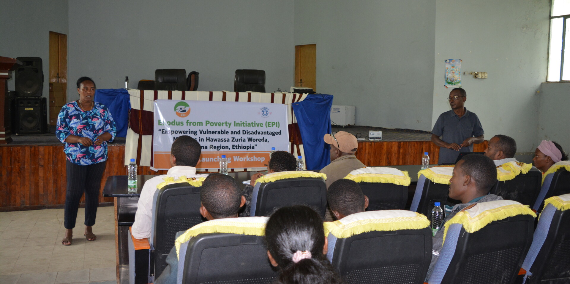 Eine Frau hält einen Vortrag bei einem Workshop der Organisation Exodus from Poverty Initiative Eine Frau hält einen Vortrag bei einem Workshop der Organisation Exodus from Poverty Initiative