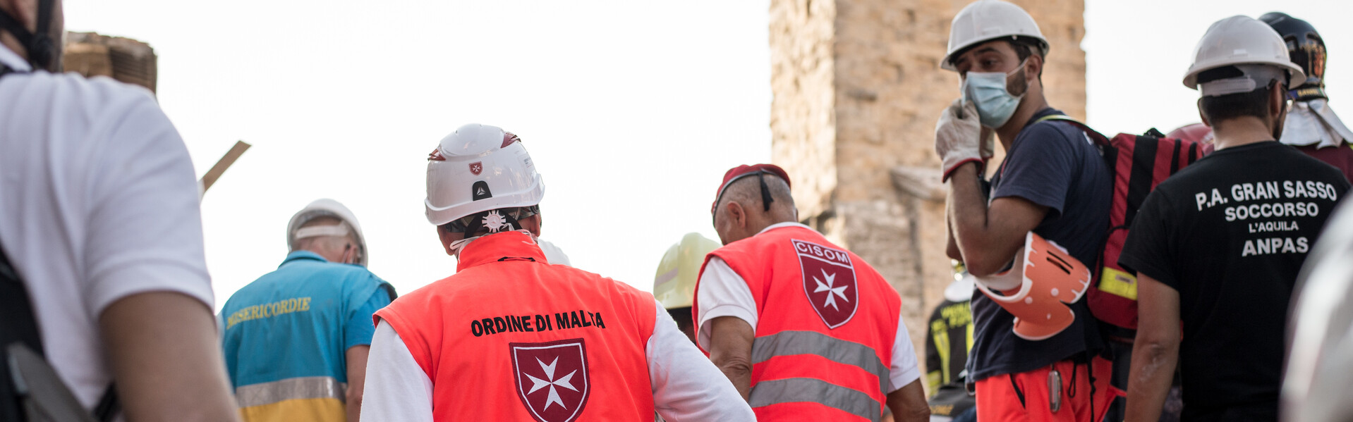 Helfer sind in den Ruinen von Amatrice in Italien unterwegs. Helfer sind in den Ruinen von Amatrice in Italien unterwegs.