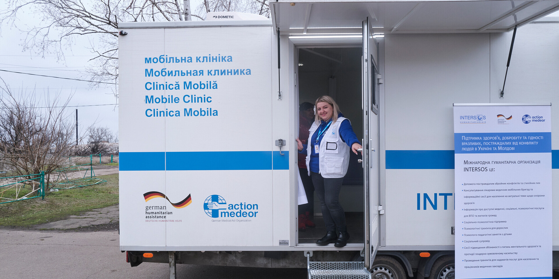 Die Krankenschwester Viktoria steht in der Tür der mobilen Klinik von action medeor Die Krankenschwester Viktoria steht in der Tür der mobilen Klinik von action medeor