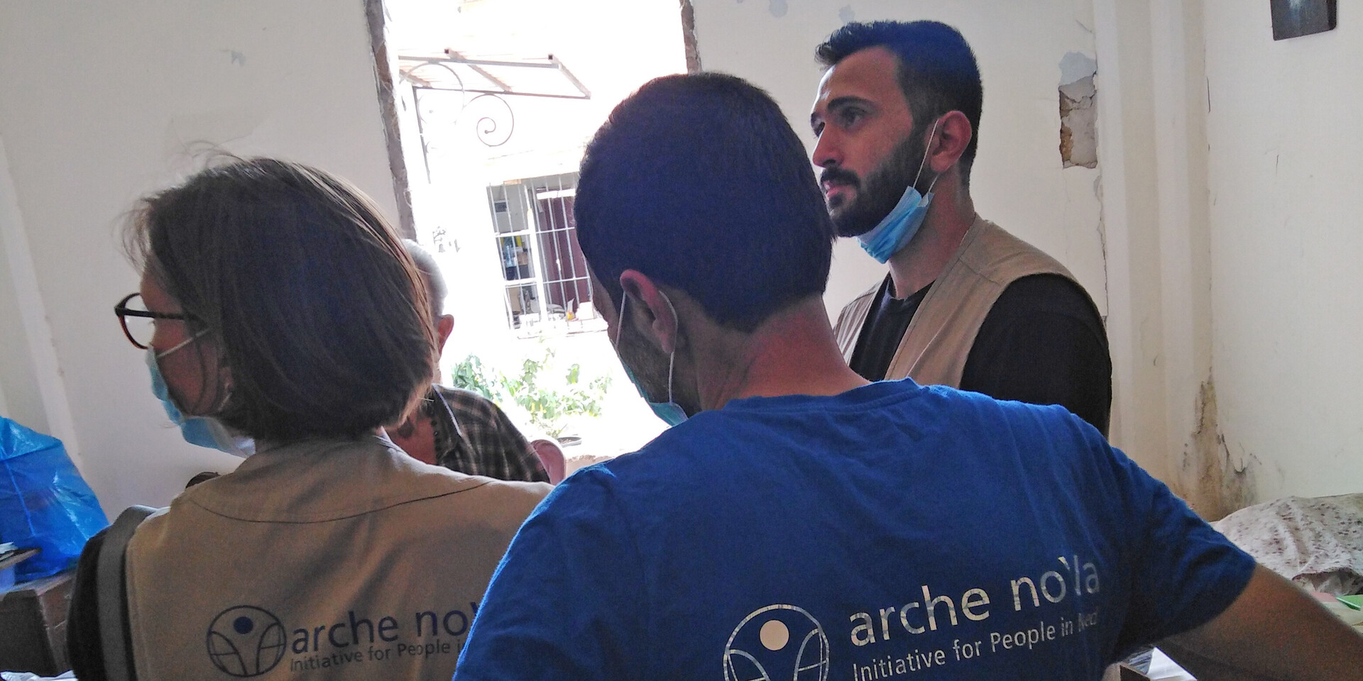 Muriel Schockenhoff besichtigt mit anderen Helfern von arche noVa eine von der Explosion zerstörte Wohnung in Beirut Muriel Schockenhoff besichtigt mit anderen Helfern von arche noVa eine von der Explosion zerstörte Wohnung in Beirut