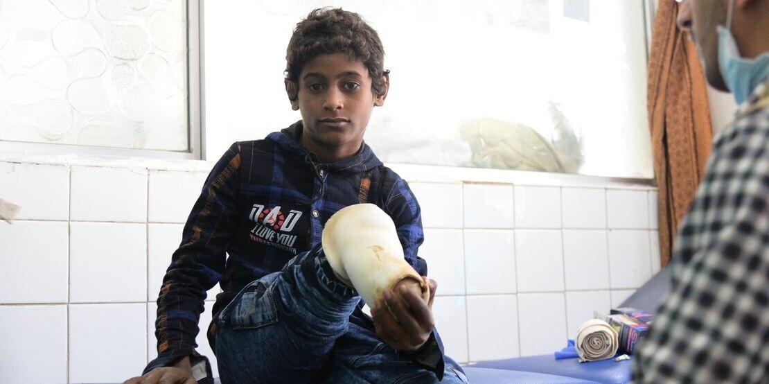 Ein Junge verlor ein Teil seines Beins beim Kontakt mit einer Landmine Ein Junge verlor ein Teil seines Beins beim Kontakt mit einer Landmine