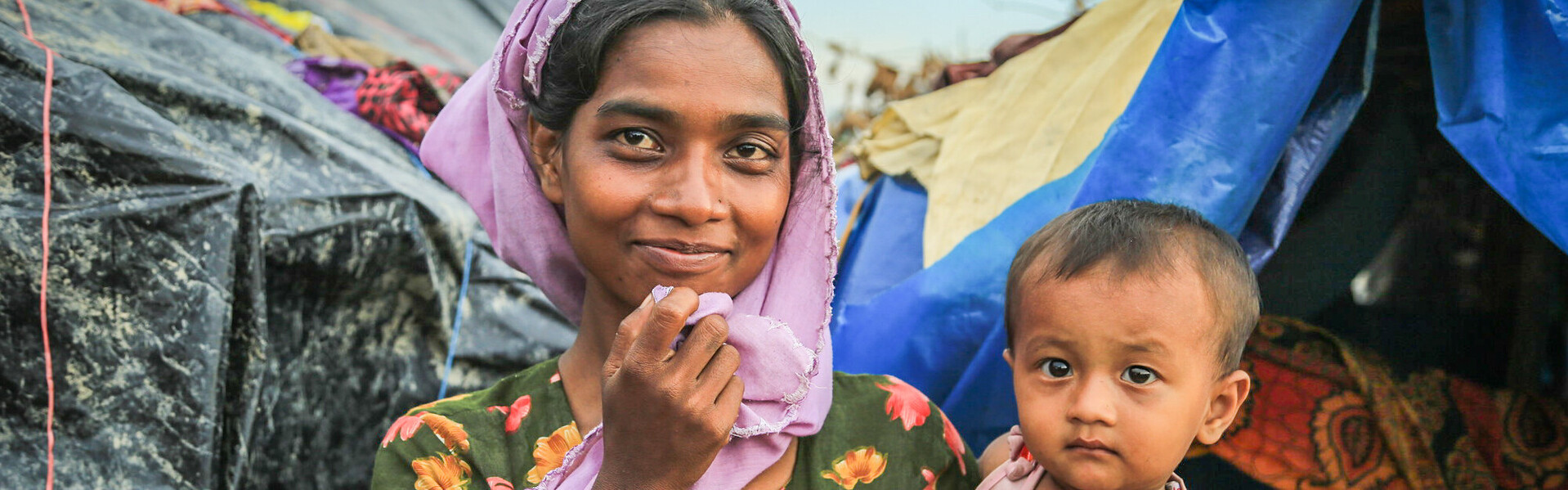 Eine Frau mit Kind aus Myanmar im Flüchtlingscamp für Rohingya in Bangladesch Eine Frau mit Kind aus Myanmar im Flüchtlingscamp für Rohingya in Bangladesch