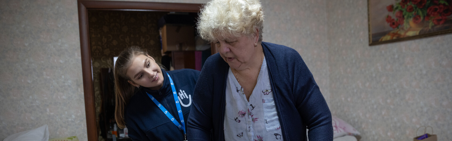 Eine Helferin von Handicap International behandelt eine Frau mit Gehhilfe Eine Helferin von Handicap International behandelt eine Frau mit Gehhilfe