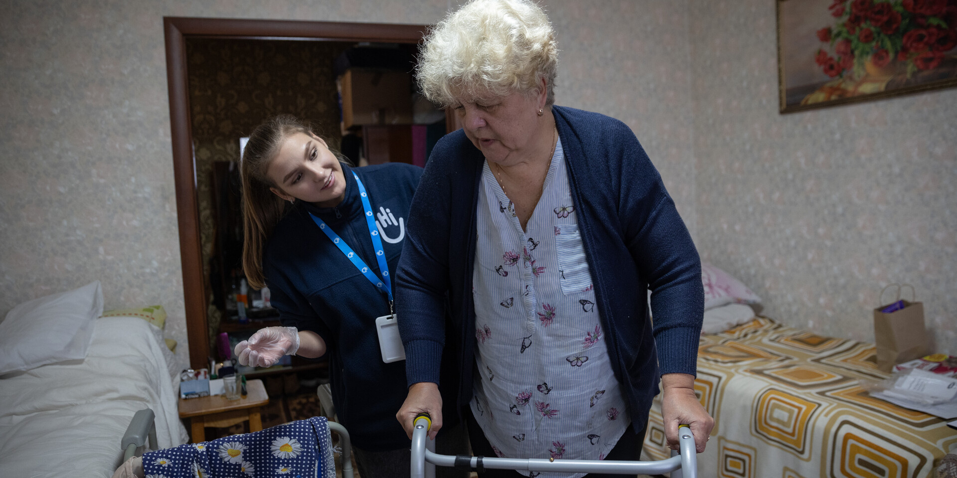 Eine Helferin von Handicap International und eine ältere Frau in der Ukraine Eine Helferin von Handicap International und eine ältere Frau in der Ukraine