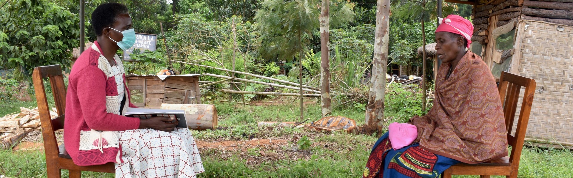 Mit Abstand und im Freien: Einzelberatung für ältere Menschen in Tansania, die während Corona Unterstützung im Alltag benötigen Mit Abstand und im Freien: Einzelberatung für ältere Menschen in Tansania, die während Corona Unterstützung im Alltag benötigen