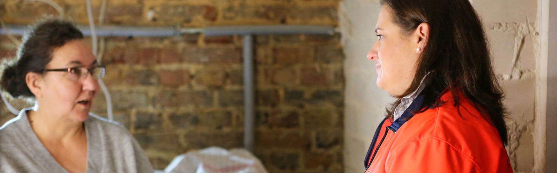 Eine Mitarbeiterin der Malteser im Gespräch mit einer Frau im Hochwassergebiet Eine Mitarbeiterin der Malteser im Gespräch mit einer Frau im Hochwassergebiet