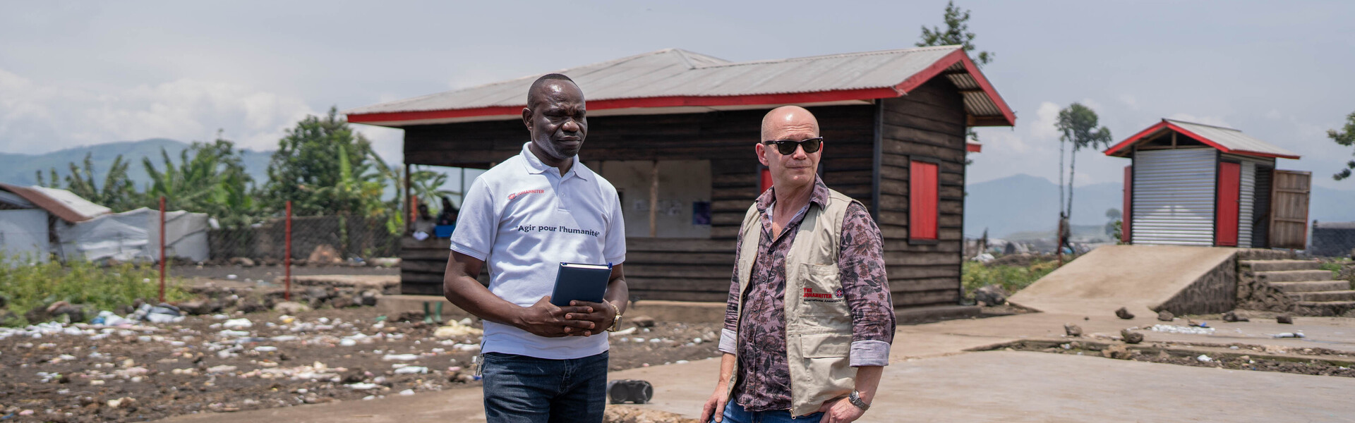 Florian Meyer, Sicherheitsreferent der Berliner Geschäftsstelle der Johanniter, mit einem Helfer in einem Camp in Goma Florian Meyer, Sicherheitsreferent der Berliner Geschäftsstelle der Johanniter, mit einem Helfer in einem Camp in Goma