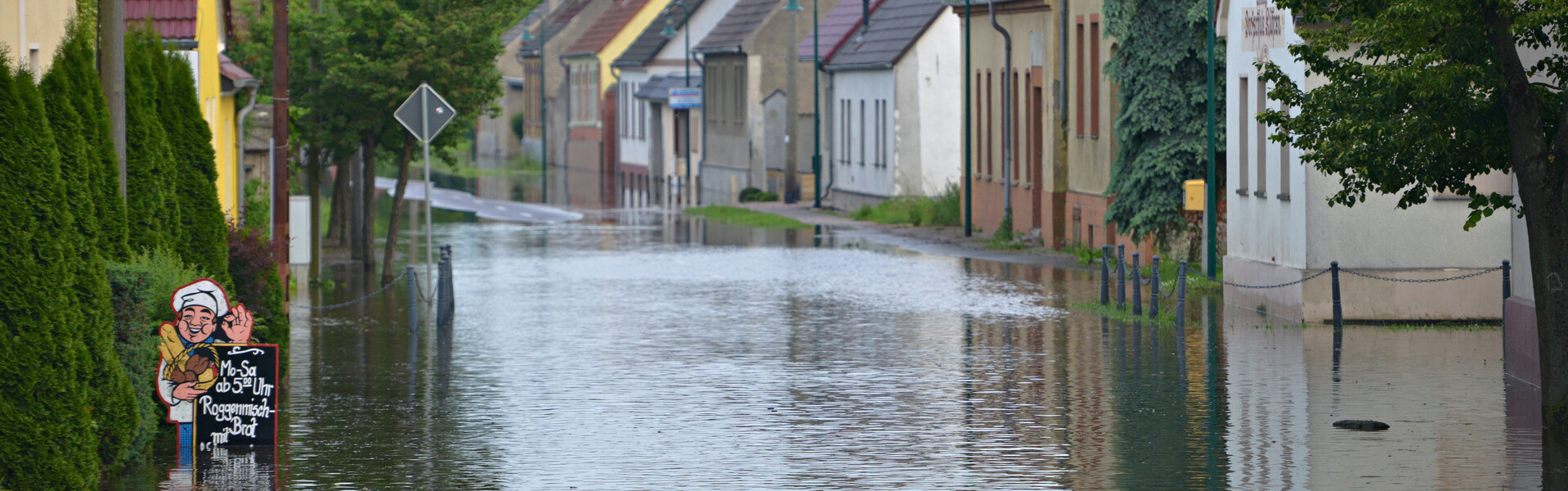 Ein Ort in Sachsen ist wegen des Elbe-Hochwassers komplett überschwemmt (Archivbild) Ein Ort in Sachsen ist wegen des Elbe-Hochwassers komplett überschwemmt (Archivbild)