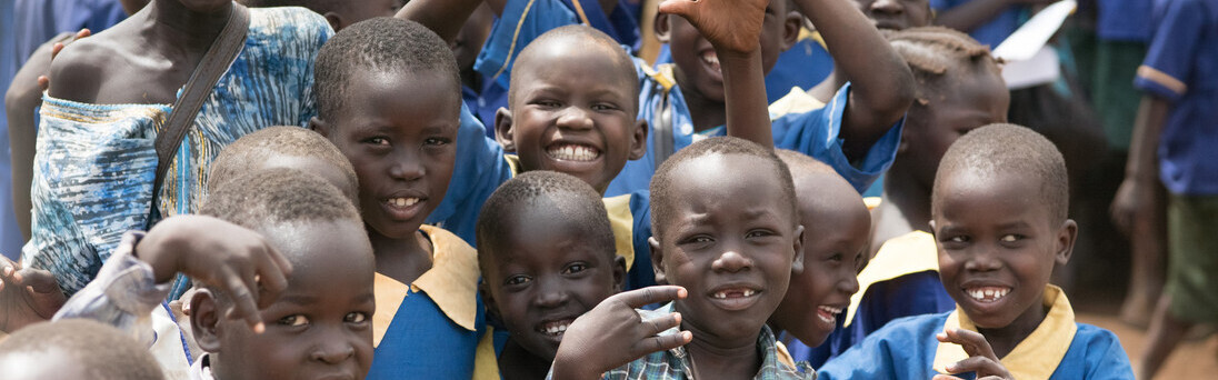 Mehr als die Hälfte der Menschen lebt unterhalb der Armutsgrenze Mehr als die Hälfte der Menschen lebt unterhalb der Armutsgrenze