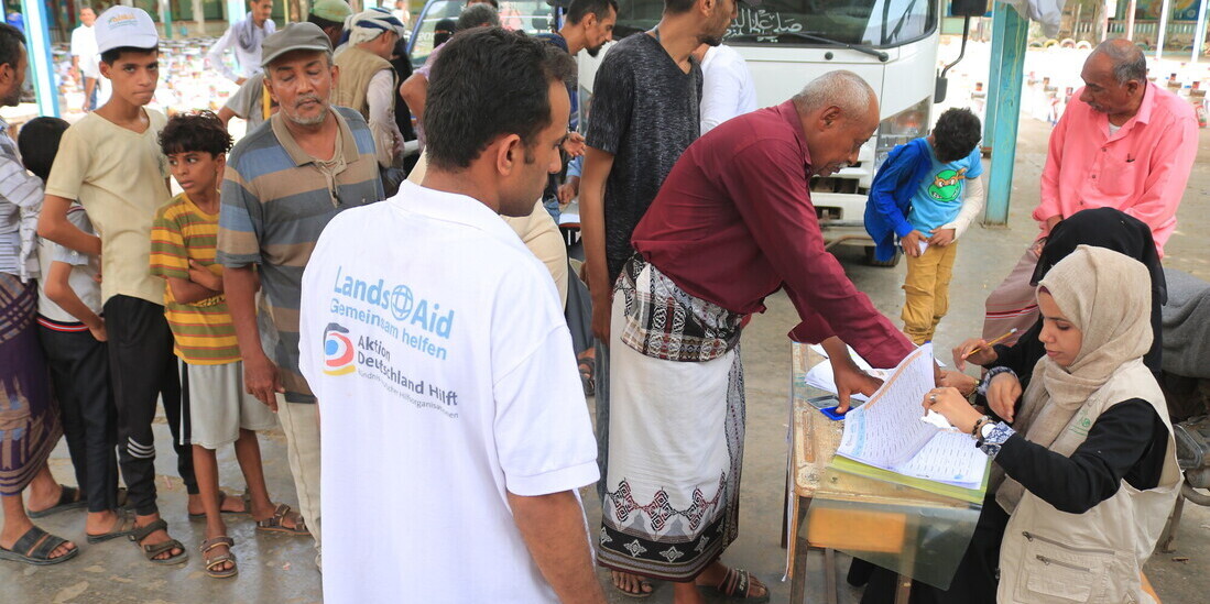 Verteilung von Hilfsgütern an Menschen im Jemen, wo Krieg herrscht Verteilung von Hilfsgütern an Menschen im Jemen, wo Krieg herrscht
