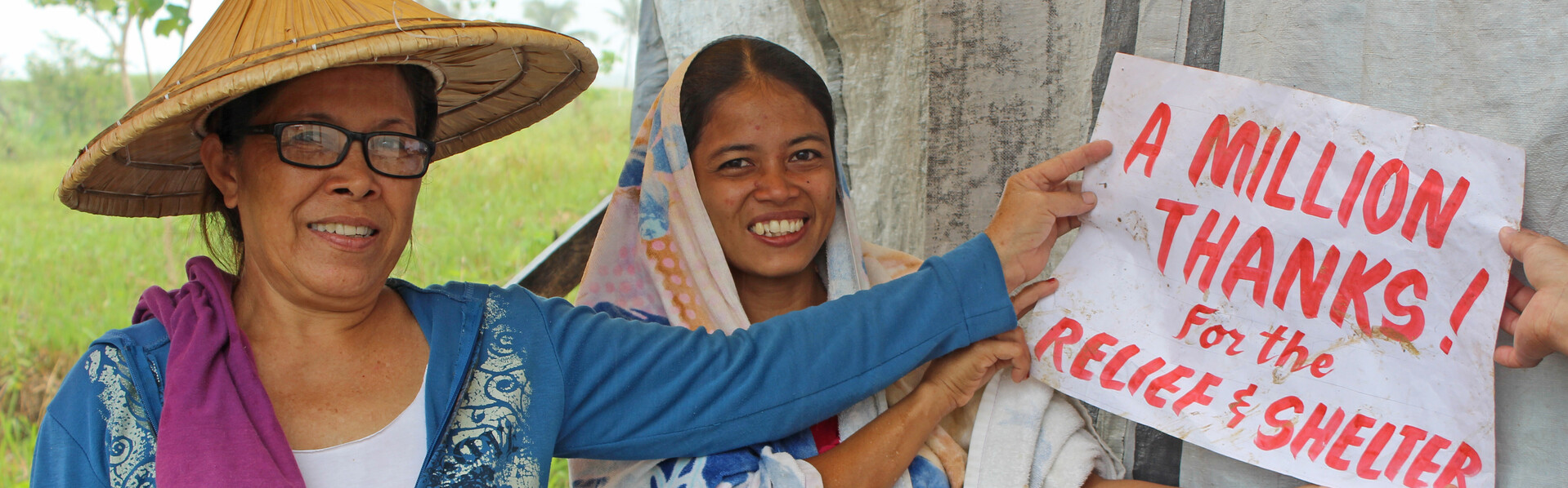 Frauen auf den Philippinen bedanken sich für die Hilfe, die unser Bündnis nach Taifun Haiyan leistete Frauen auf den Philippinen bedanken sich für die Hilfe, die unser Bündnis nach Taifun Haiyan leistete
