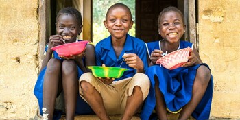 Kinder mit einer Schüssel mit Essen in Sierra Leone Kinder mit einer Schüssel mit Essen in Sierra Leone