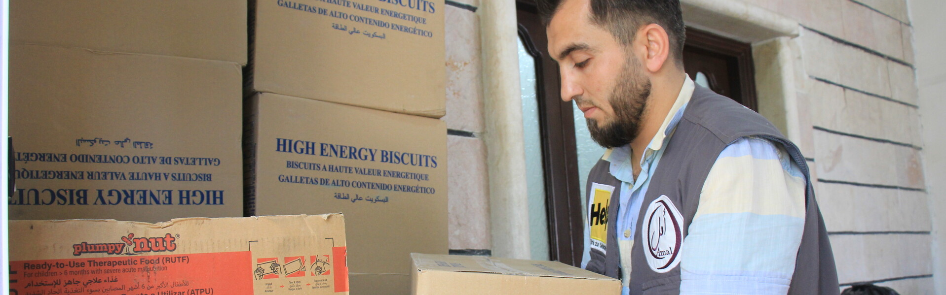 Ein Helfer von Help verteilt Hilfsgüter in Syrien Ein Helfer von Help - Hilfe zur Selbsthilfe verteilt Hilfsgüter in Syrien