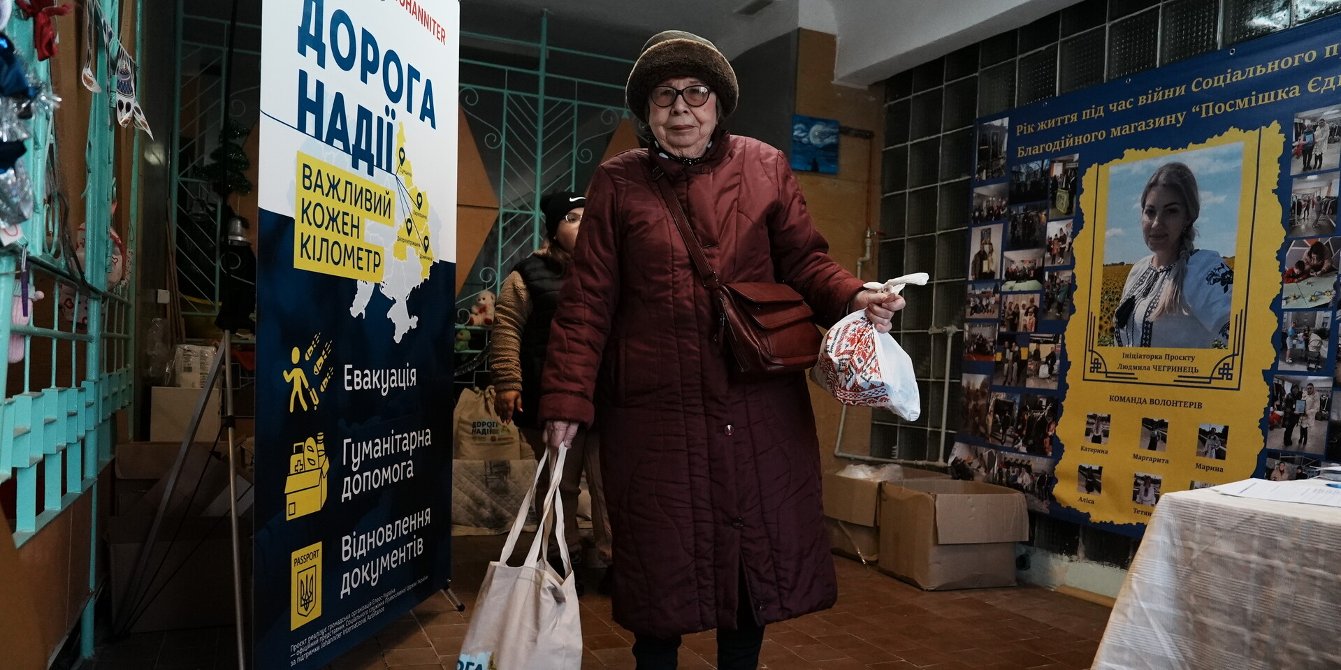 Eine Frau erhält in der Ukraine Hilfe von den Johannitern Eine Frau erhält in der Ukraine Hilfe von den Johannitern