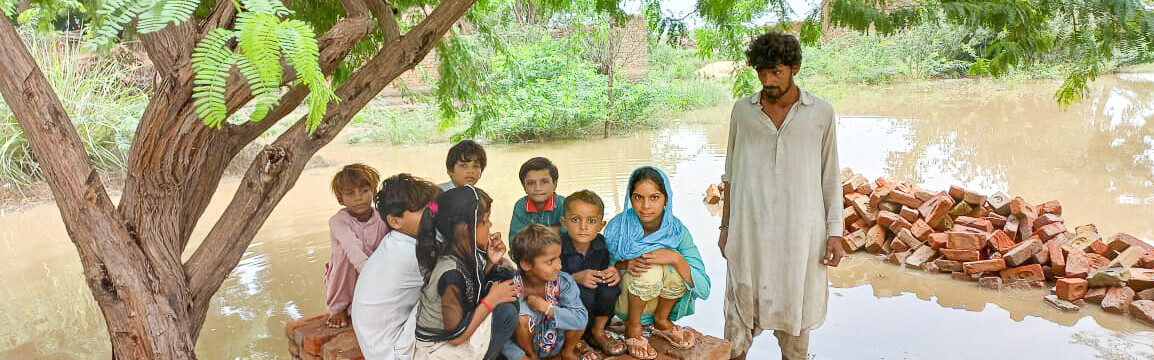 Kinder haben sich vor den Wassermassen auf die Überreste eines Hauses gerettet Kinder haben sich vor den Wassermassen auf die Überreste eines Hauses gerettet
