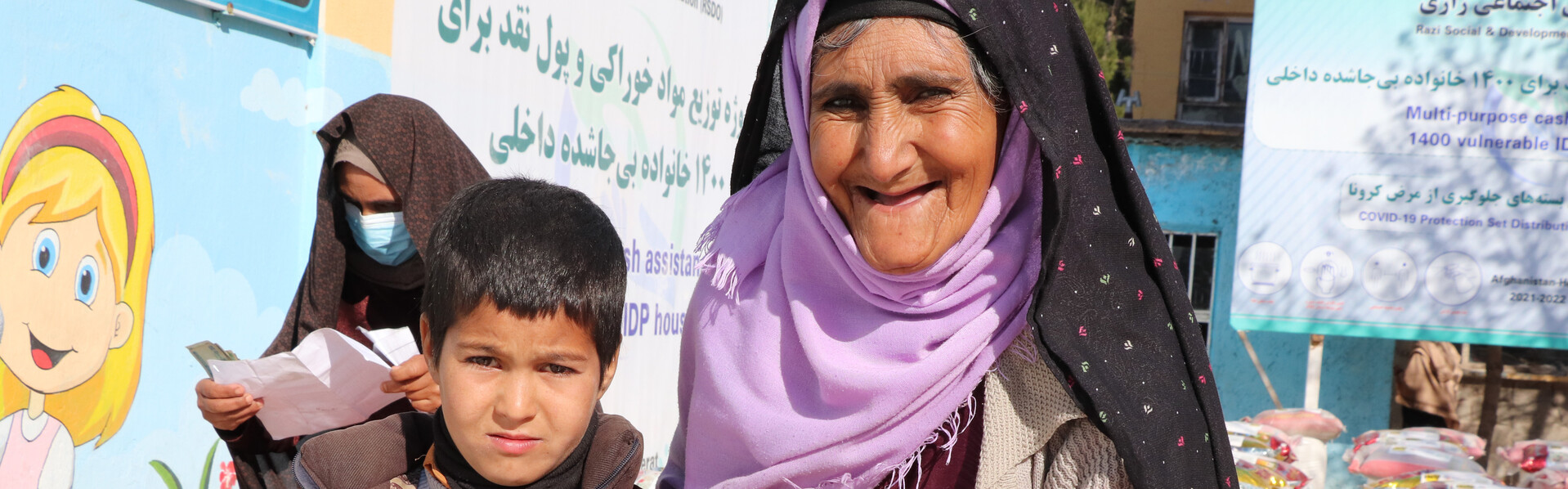 Die Hilfsorganisation Help – Hilfe zur Selbsthilfe unterstützt bedürftige Familien in Afghanistan mit Lebensmitteln Die Hilfsorganisation Help – Hilfe zur Selbsthilfe unterstützt bedürftige Familien in Afghanistan mit Lebensmitteln