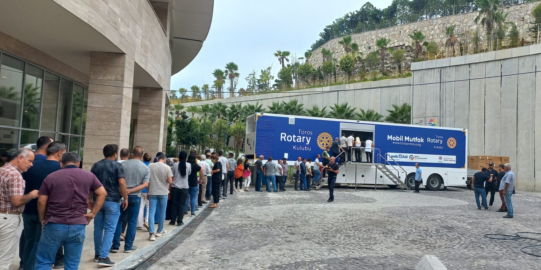 Mobile Küchen versorgen obdachlose Menschen in den Erdbebenregionen Mobile Küchen versorgen obdachlose Menschen in den Erdbebenregionen