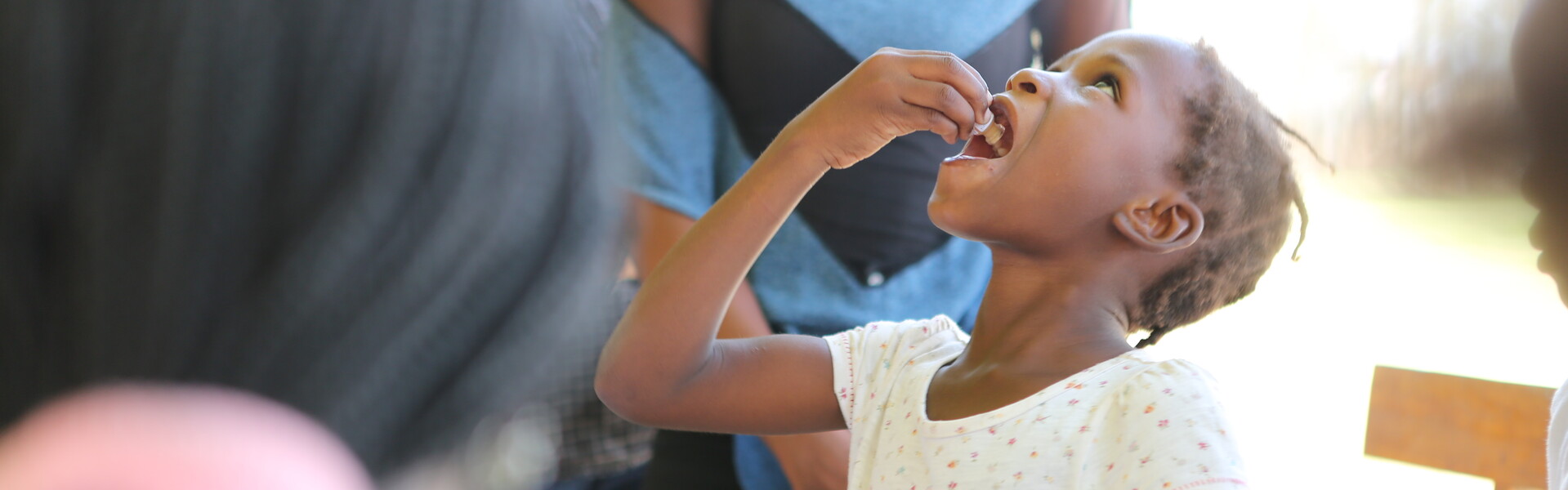 Ein Mädchen nimmt in Mosambik eine Schluckimpfung ein. Ein Mädchen nimmt in Mosambik eine Schluckimpfung ein.