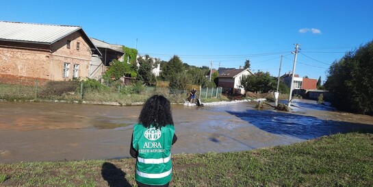Eine Helferin von ADRA steht im Flutgebiet in Tschechien Eine Helferin von ADRA steht im Flutgebiet in Tschechien