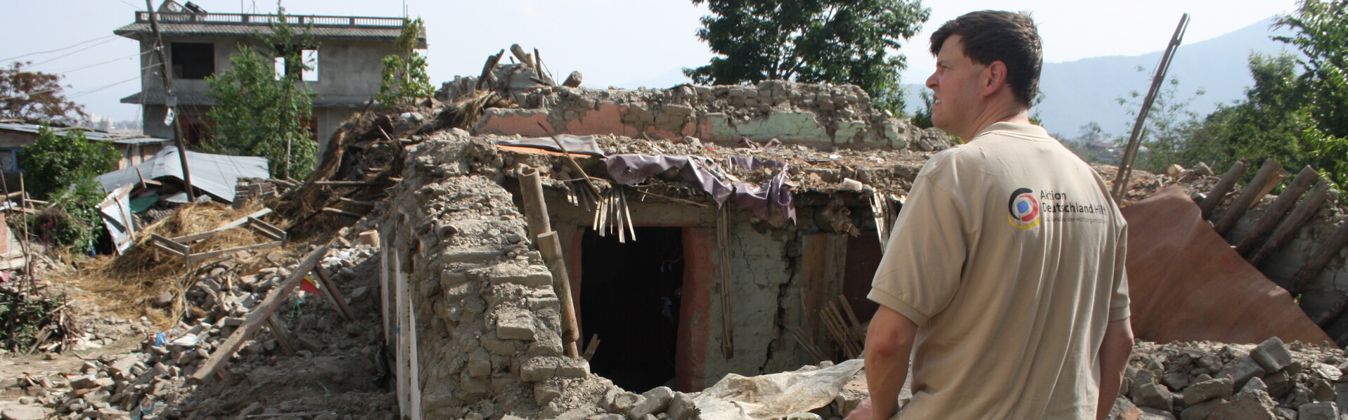 Felix Neuhaus von AWO International überblickt die Trümmerhaufen nach dem Erdbeben in Nepal Felix Neuhaus von AWO International überblickt die Trümmerhaufen nach dem Erdbeben in Nepal