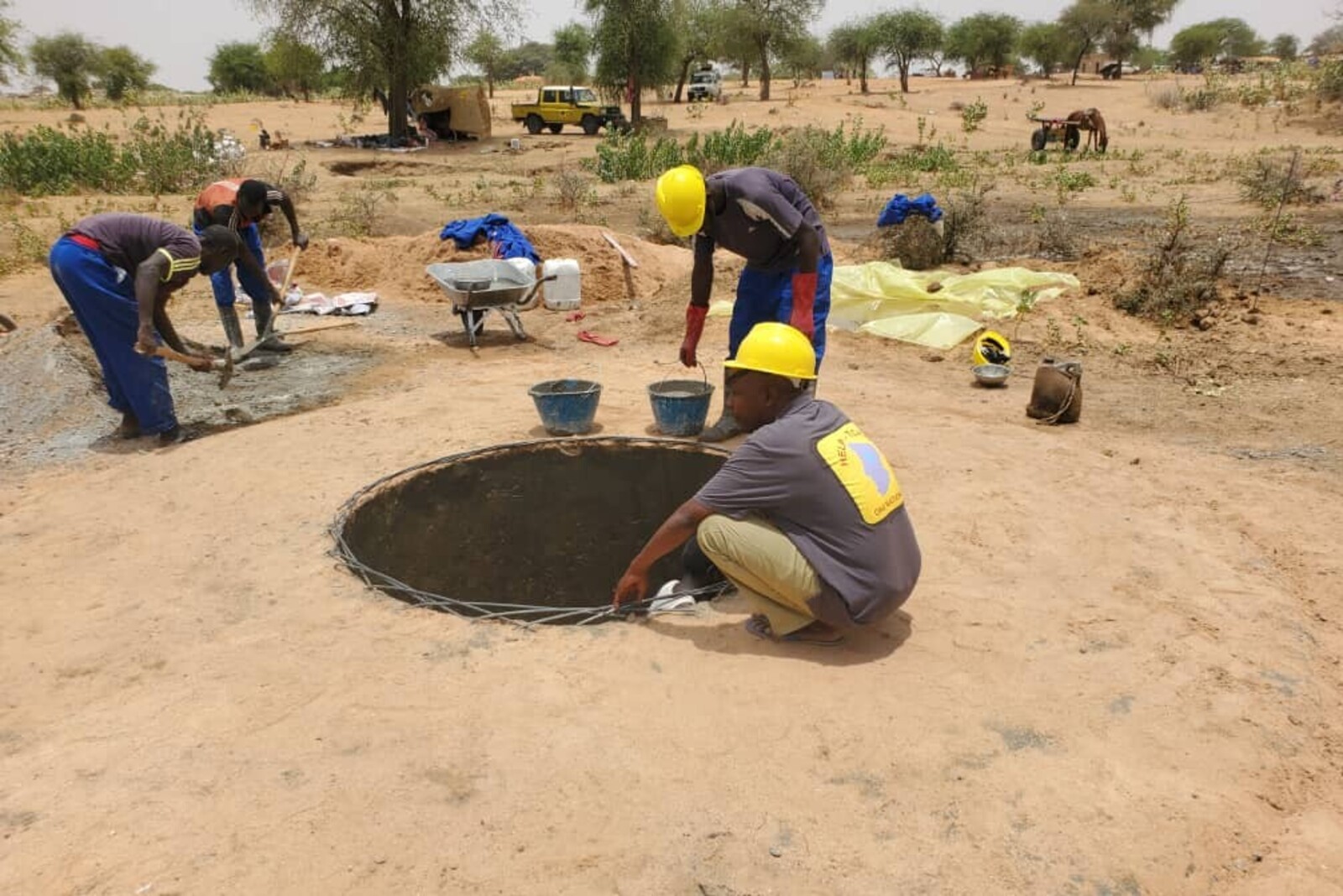 Helfer bauen Brunnen im Tschad