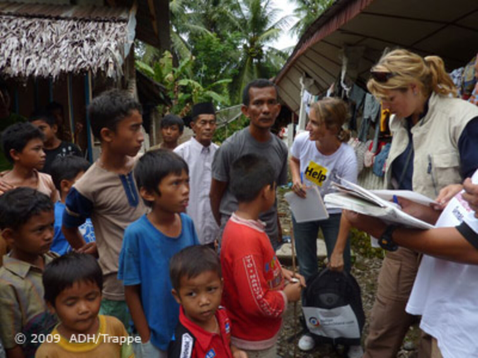 Katastrophen Südostasien: Erdbeben Indonesien Helferinnen von HELP sprechen mit Betroffenen