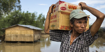 Ein Mann in Myanmar mit einem Hilfspaket (Archivfoto) Ein Mann in Myanmar mit einem Hilfspaket (Archivfoto)
