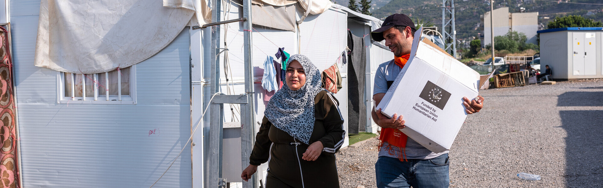 Ein Helfer der Organisation CARE verteilt an Betroffene des Erdbebens in Syrien Hygieneartikel Ein Helfer der Organisation CARE verteilt an Betroffene des Erdbebens in Syrien Hygieneartikel