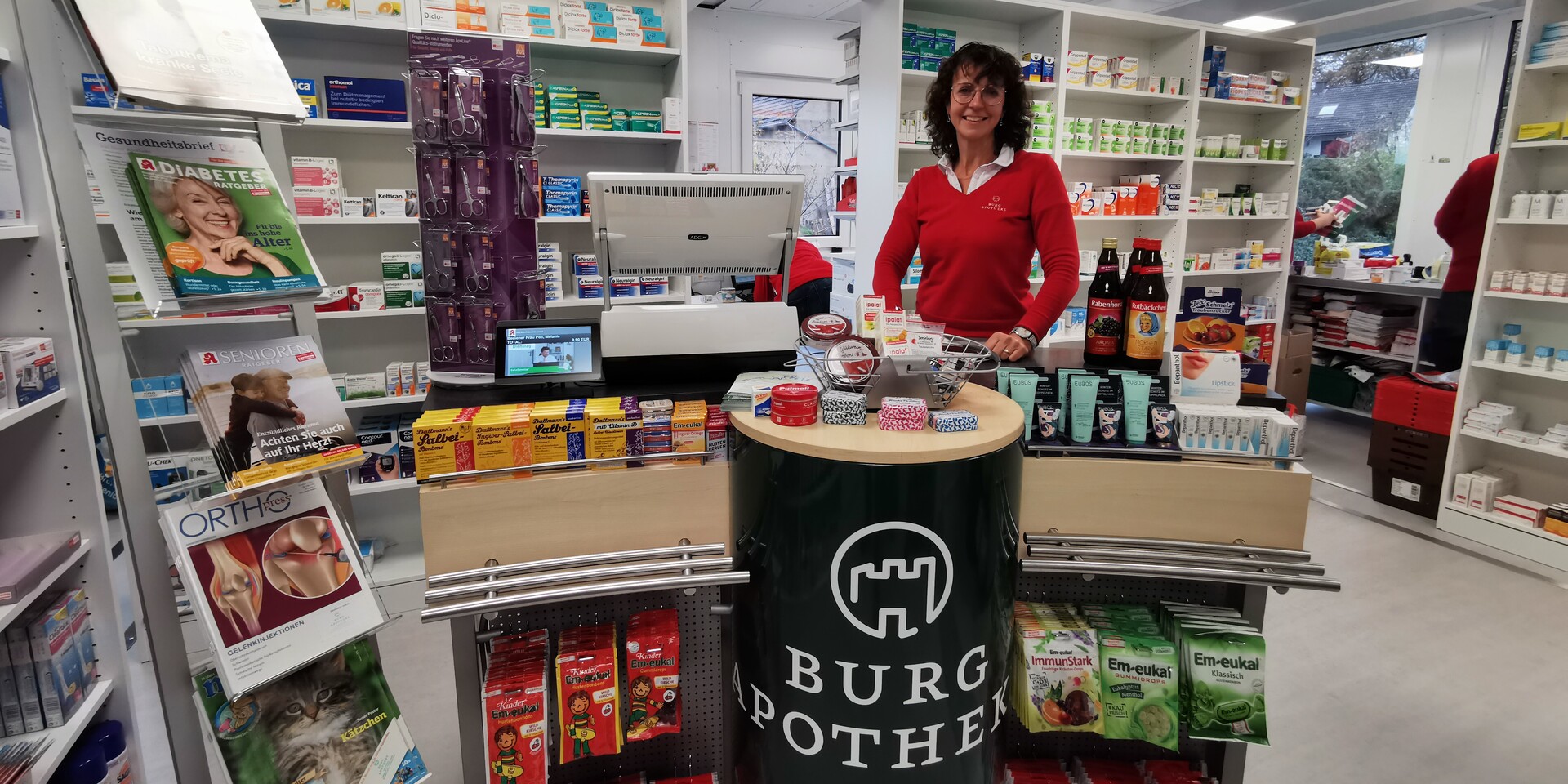 Apothekerin Inge Göttling in den neuen Räumen im Container in Kalenborn Apothekerin Inge Göttling in den neuen Räumen im Container in Kalenborn