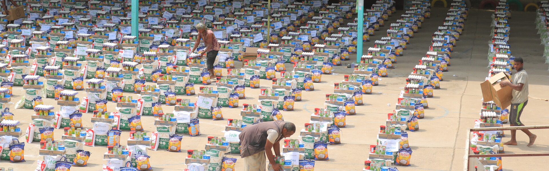 Helfer:innen bei der Vorbereitung von einer Hilfsgüterverteilung im Jemen Helfer:innen bei der Vorbereitung von einer Hilfsgüterverteilung im Jemen
