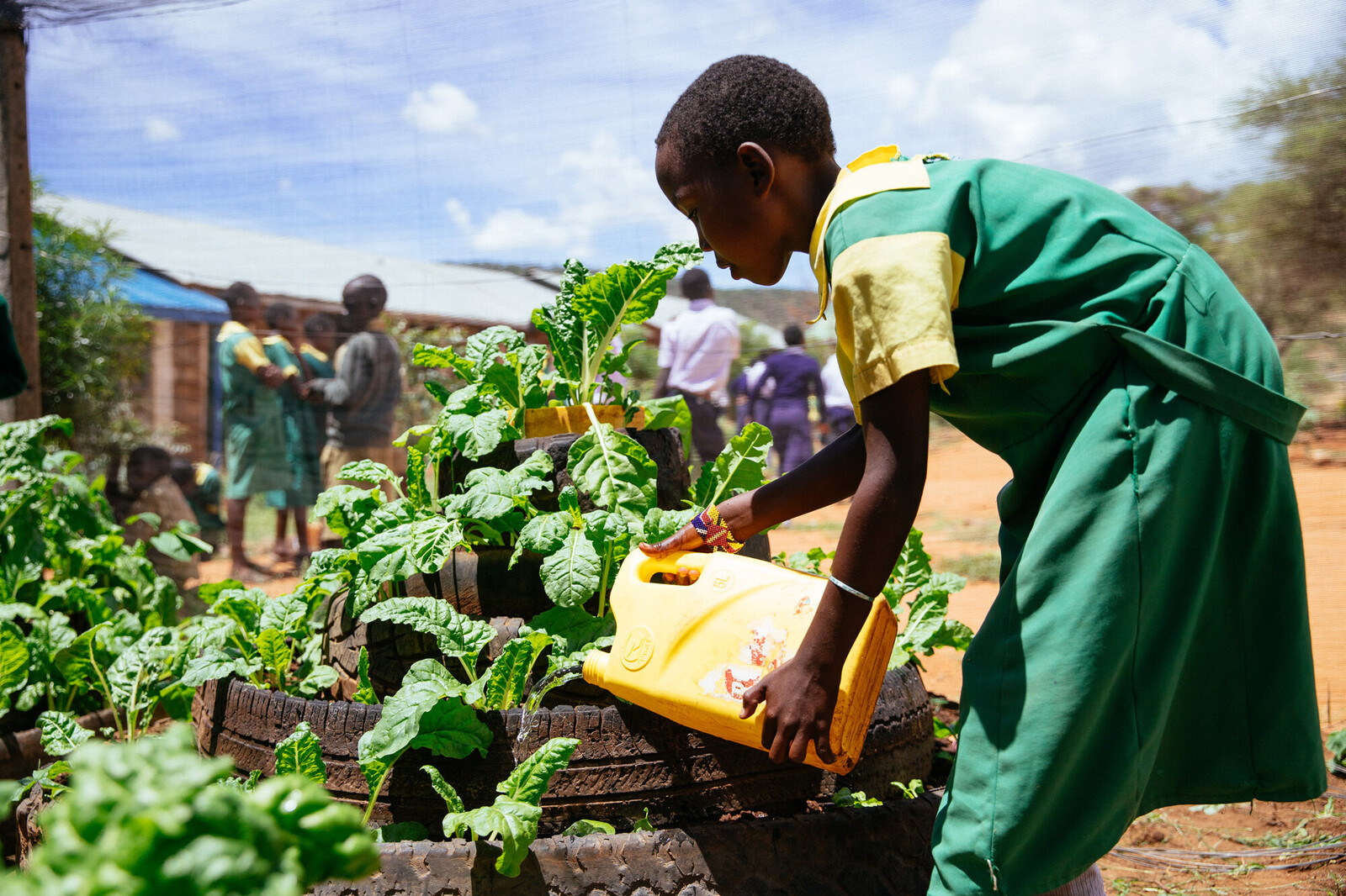 Kind in einem Schulgarten in Kenia