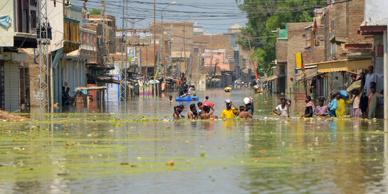 Anhaltender Starkregen hat in Südasien Straßen unterspült Anhaltender Starkregen hat in Südasien Straßen unterspült
