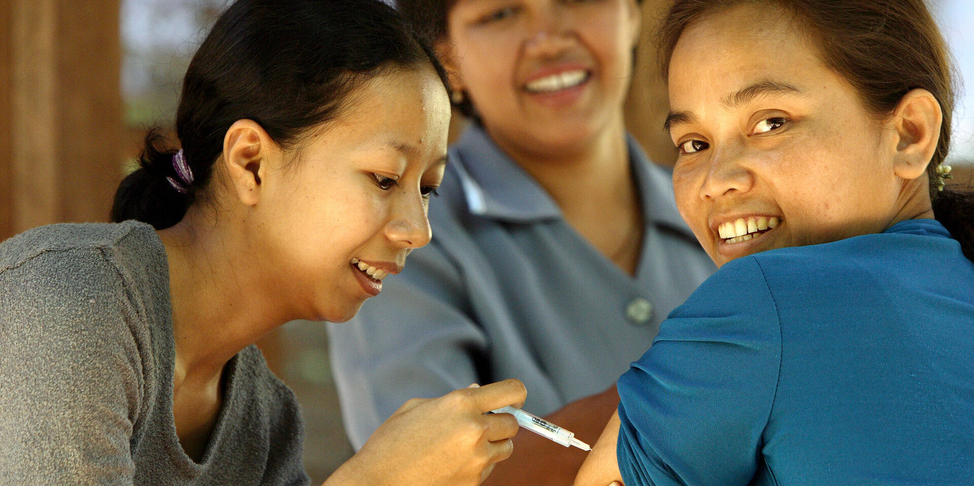 Eine Frau bekommt in Indonesien eine Schutzimpfung. Eine Frau bekommt in Indonesien eine Schutzimpfung.