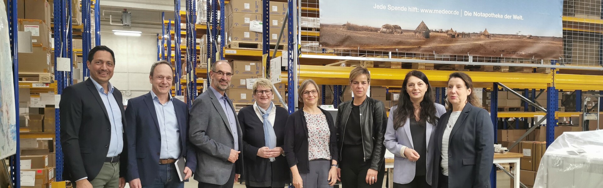 Mona Neubaur (3. v. rechts) zu Besuch im Medikamentenlager von action medeor in Tönisvorst Mona Neubaur (3. v. rechts) zu Besuch im Medikamentenlager von action medeor in Tönisvorst