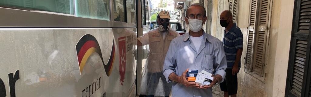 Ein Mann in Beirut erhält Medikamente über die mobile Klinik der Malteser Ein Mann in Beirut erhält Medikamente über die mobile Klinik der Malteser