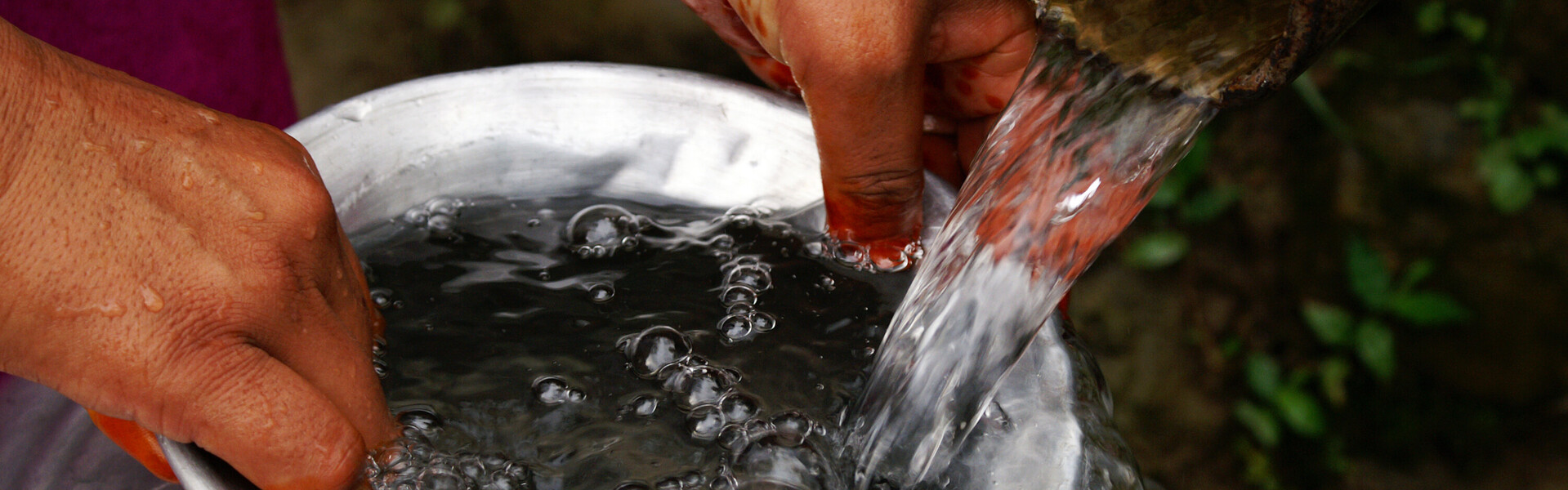 Nach dem Hochwasser in Pakistan werden die Brunnen von den Organisationen neu desinfiziert. Eine Frau holt Trinkwasser für ihre Familie. Nach dem Hochwasser in Pakistan werden die Brunnen von den Organisationen neu desinfiziert. Eine Frau holt Trinkwasser für ihre Familie.