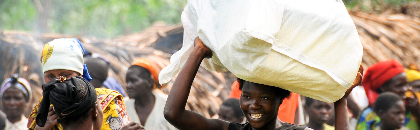 Eine Frau im Kongo trägt Hilfsgüter Eine Frau im Kongo trägt Hilfsgüter