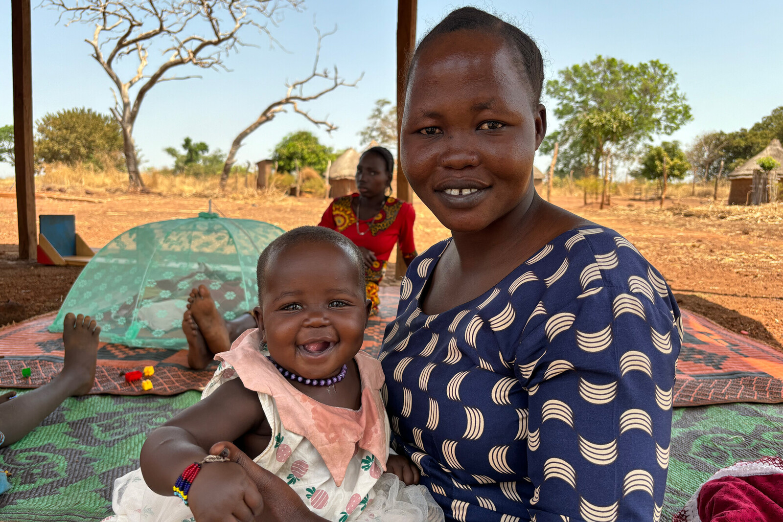 Eine Mutter mit ihrer Tochter im Südsudan