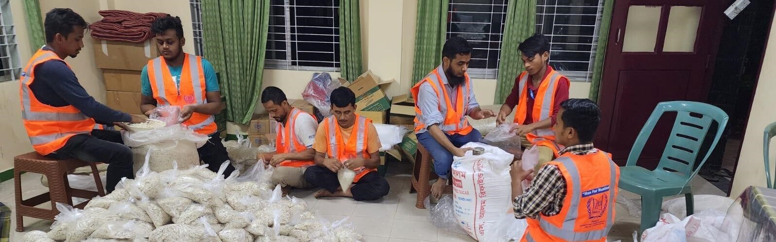 Lokale Helfer:innen der Malteser bereiten Hilfsgüter für die Menschen in Myanmar und Bangladesch vor Lokale Helfer:innen der Malteser bereiten Hilfsgüter für die Menschen in Myanmar und Bangladesch vor