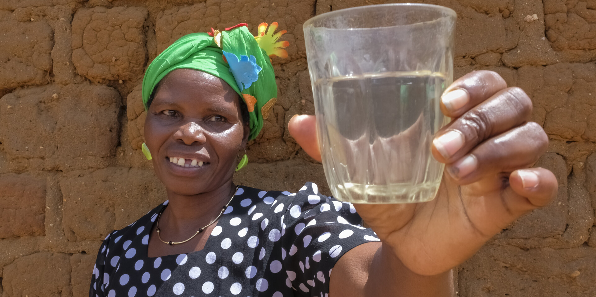 Pilisila Theki, Bäuerin in Kenia, ist dankbar für das saubere Wasser Pilisila Theki, Bäuerin in Kenia, ist dankbar für das saubere Wasser