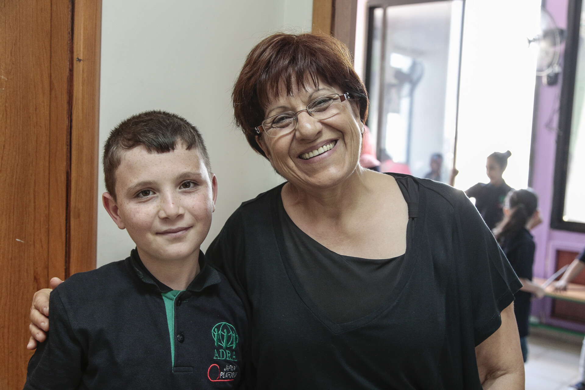 Adnan steht neben einer Lehrerin. Adnan ist ein Flüchtlingskind aus Syrien in einer Schule in Beirut. Adnan steht neben einer Lehrerin. Adnan ist ein Flüchtlingskind aus Syrien in einer Schule in Beirut.