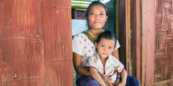 Eine Frau mit einem Kind auf dem Schoß in Thailand (Archivfoto) Eine Frau mit einem Kind auf dem Schoß in Thailand (Archivfoto)