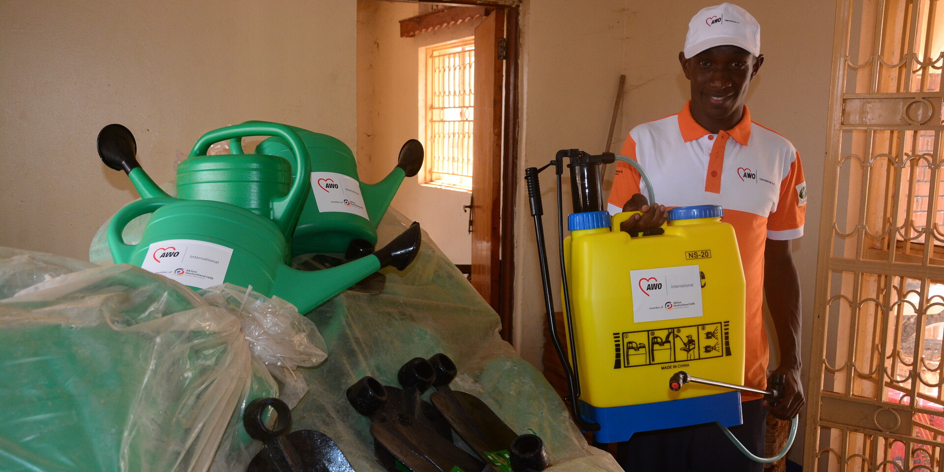 Bündnisorganisation AWO stellt den Menschen in Uganda moderne Anbauwerkzeuge zur Verfügung Bündnisorganisation AWO stellt den Menschen in Uganda moderne Anbauwerkzeuge zur Verfügung