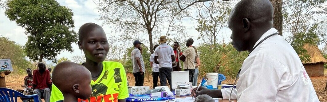 Ein Arzt von den Johannitern berät eine Mutter mit ihrem Kind Ein Arzt von den Johannitern berät eine Mutter mit ihrem Kind