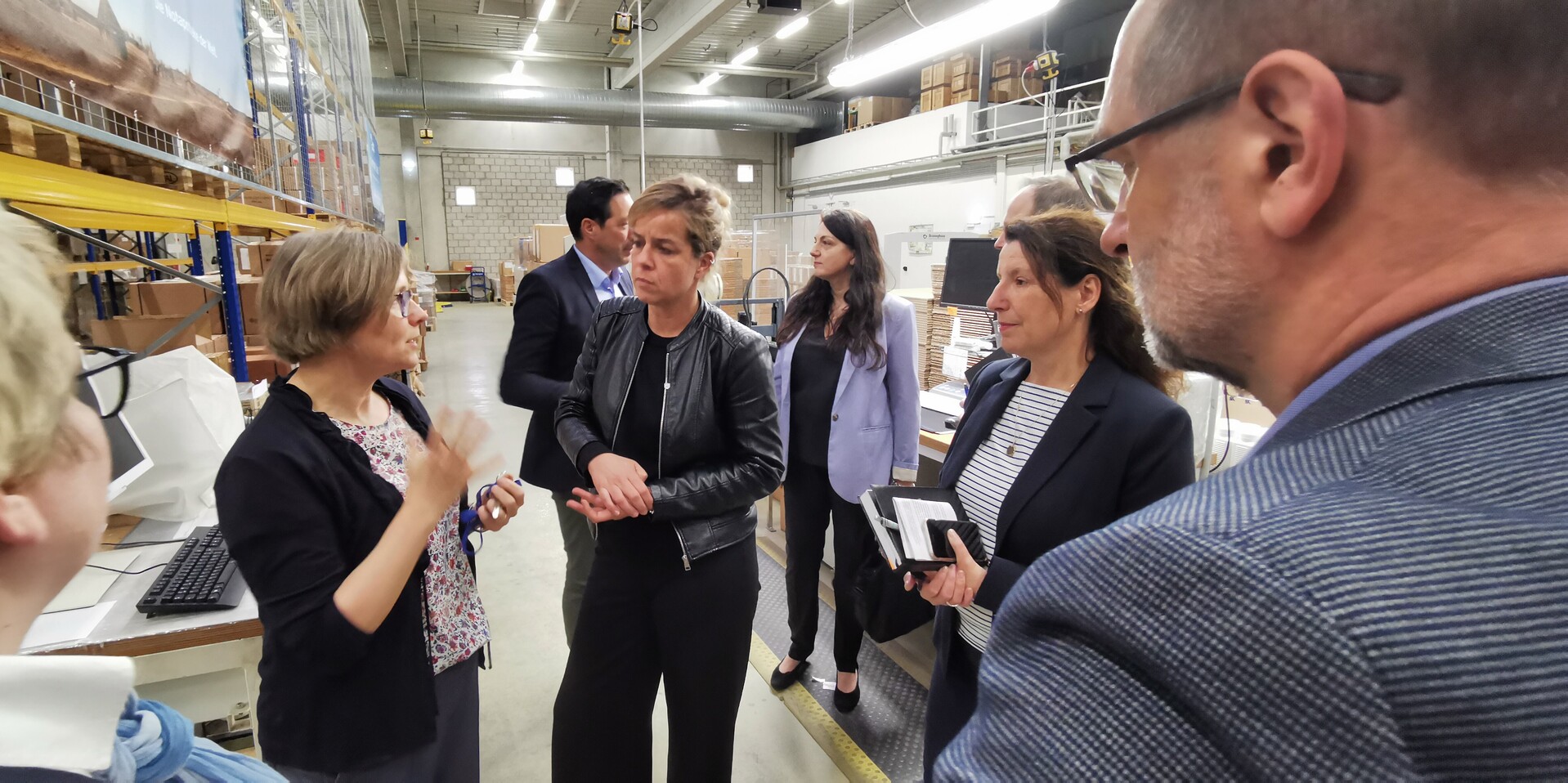 Mona Neubaur informiert sich über die Hilfsprojekte von action medeor Mona Neubaur informiert sich über die Hilfsprojekte von action medeor