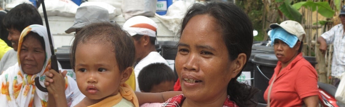 Überlebende des Taifuns Yolanda bei einer ADRA-Verteilung von Wasserbehältern auf den Philippinen Überlebende des Taifuns Yolanda bei einer ADRA-Verteilung von Wasserbehältern auf den Philippinen