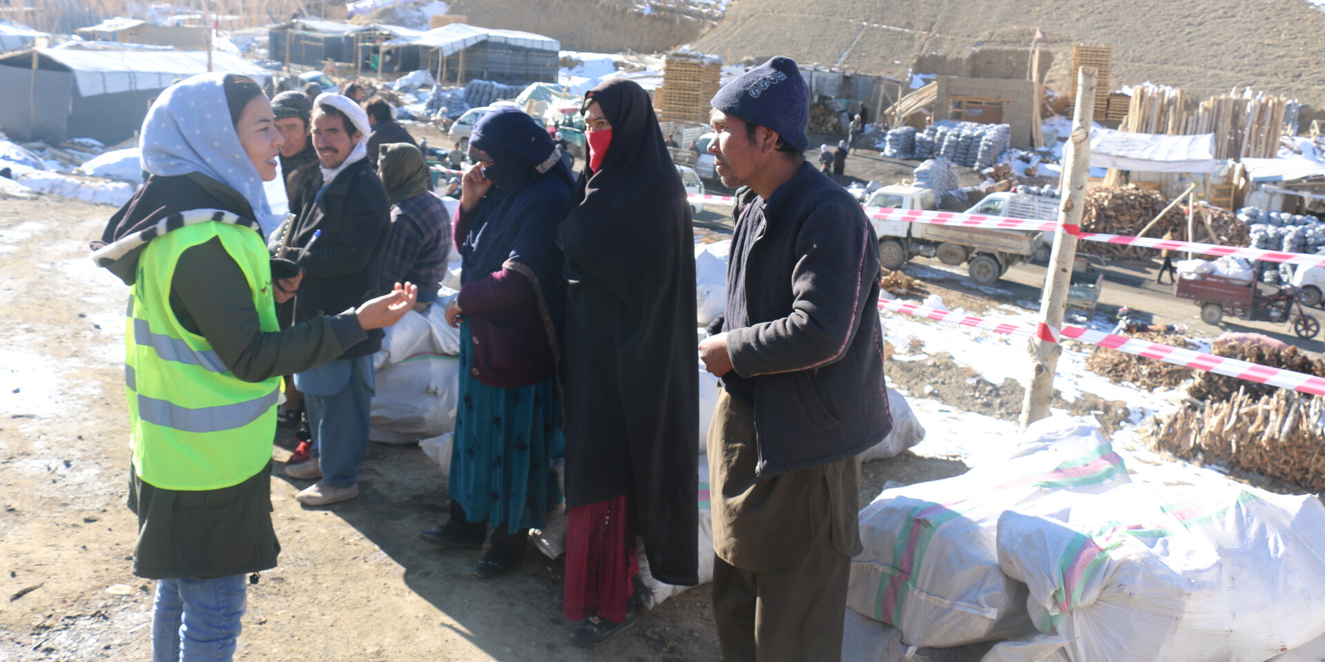 Die Hilfsorganisation ADRA verteilt Heizmaterial an die Menschen in Afghanistan Die Hilfsorganisation ADRA verteilt Heizmaterial an die Menschen in Afghanistan