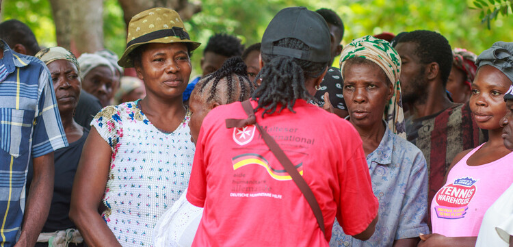 Mitarbeiterin von Malteser International spricht mit Frauen in Haiti